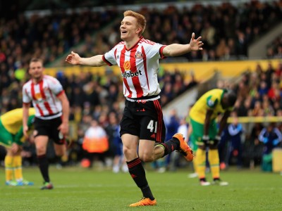 NORWICH, ENGLAND - APRIL 16: Duncan Watmore of Sunderland celebrates scoring his team's third goal during the Barclays Premier League match between Norwich City and Sunderland at Carrow Road on April 16, 2016 in Norwich, England.