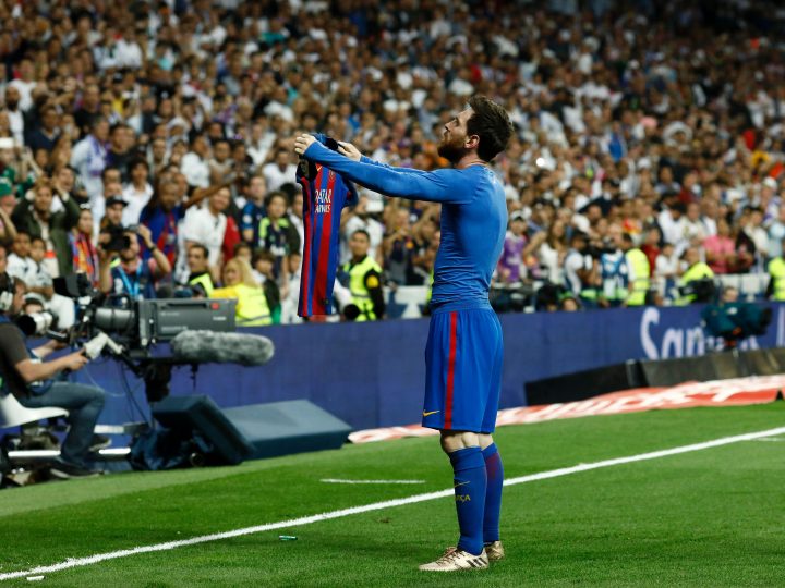 Un gol de Leo Messi en tiempo de descuento da la victoria al Barcelona en el Clásico