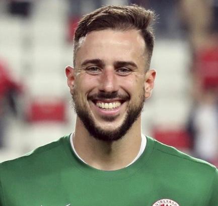 A signing between the sticks for SixPointer! Welcome aboard, Helton Leite!