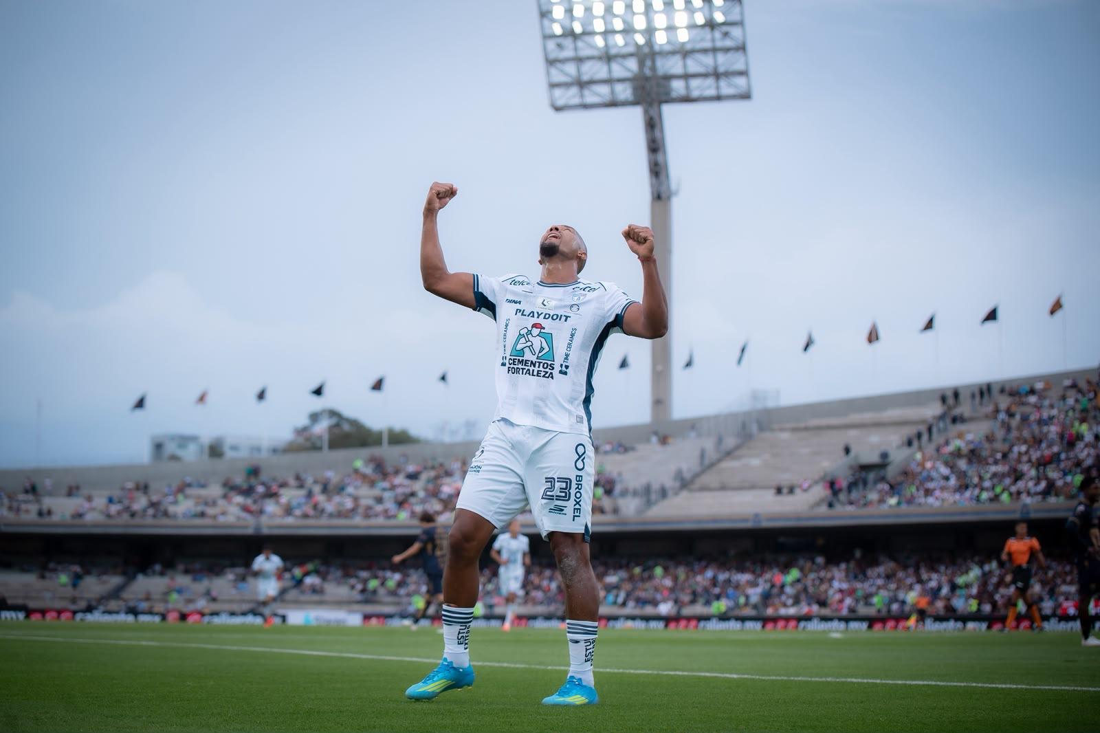 Salomón Rondón celebrates 20 years since his professional debut in outstanding form